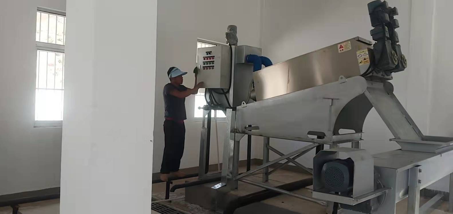 南木林縣污水處理廠工作人員和上級領導一起排查污水管網